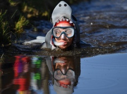 В маскарадных костюмах, с ластами и в масках: в Великобритании прошел чемпионат мира по болотному сноркелингу (ФОТО)