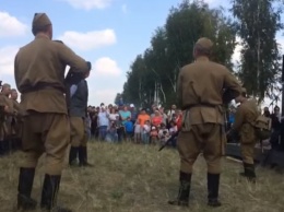 На Алтае посетителям фестиваля показали "расстрел" предателя Родины