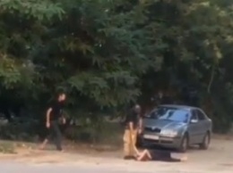 В Мелитополе двое мужчин устроили потасовку из-за женщины (видео)