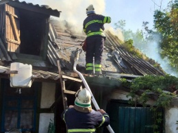 На Днепропетровщине огонь уничтожил хозяйственное здание