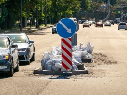 В Днепре Запорожское шоссе обрастает островками безопасности
