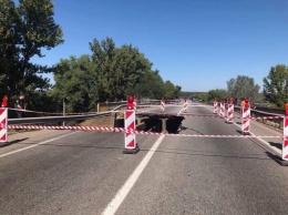 Обвал моста в Харьковской области. Дорожники нашли виноватого (фото)