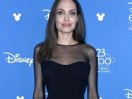 Анджелина Джоли восхитила тонкой талией на премьере второй части «Малефисенты»