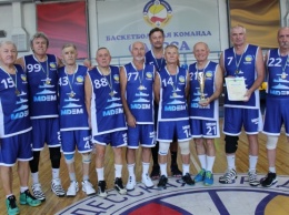 Николаевские ветераны отстояли титул чемпионов Украины по баскетболу в категории 65+