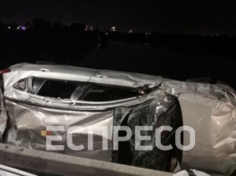 В Киеве на мосту перевернулся и едва не слетел в Днепр автомобиль