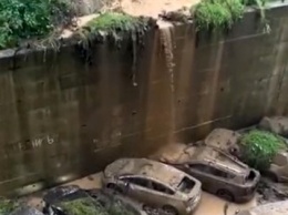 Сильный дождь подтопил во Владивостоке дороги и здания (видео)