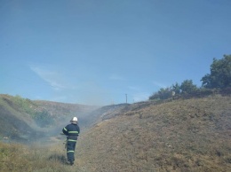 За сутки спасатели 13 раз тушили пожары на открытых территориях, в том числе и кукурузу на корню (ФОТО)