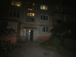В Киеве мужчина разнес кувалдой подъезд и грозил подорвать прибывших копов. Фото, видео