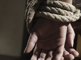 Под Киевом мужчины насиловали и избивали похищенную пленницу
