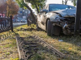 В центре Днепра Opel снес забор и выехал на пешеходную аллею