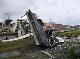 В Турции рухнул мост с автобусом и пешеходами. Видео