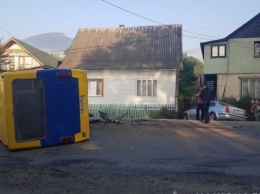 На Закарпатье автобус столкнулся с иномаркой, десять пострадавших
