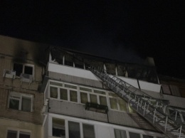 На столичной Оболони пожар уничтожил квартиру с большой библиотекой и попугаем (фото, видео)