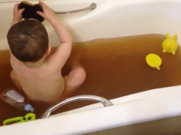 Жители Паруса жалуются на коричневую воду со слизью из кранов
