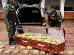 Наркодельцы пытались провезти в гробах 300 кг марихуаны (видео)