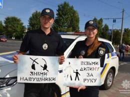 Лисичанские патрульные призывают жителей города спрятать телефоны и снять наушники