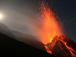 Опасный вулкан проснулся на популярном курорте: кадры огненной стихии