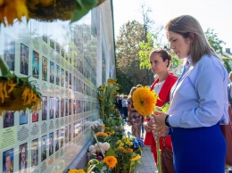 Нардепы возложили цветы к стене памяти с погибшими украинскими солдатами