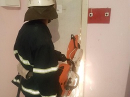 В Николаеве спасатели открыли двери общежития, где оказался заперт 4-летний ребенок