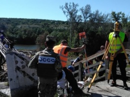 Пиротехники спустились под разрушенную часть моста в Станице