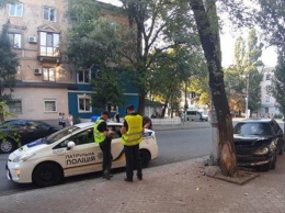 На улице Костенко в Кривом Роге Джилли врезался в столб - водитель обвинил в ДТП встречный Мерседес (фото)