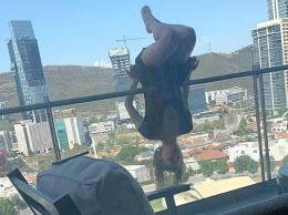 Мексика: девушка упала с балкона 6-го этажа, пытаясь сделать селфи «экстремальной йоги»
