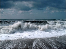 Азовское море смывает пляжи: Кирилловку накрыл сильнейший шторм (Видео)
