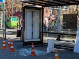 В центре Днепра на остановке рухнул стеклянный рекламный щит