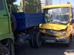 7 пострадавших: В Запорожье ДТП с участием маршрутки, полной пассажиров (ФОТО)
