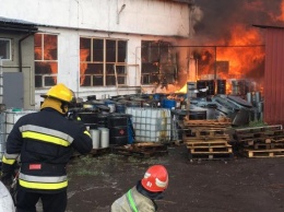 Во Львовской области возник пожар на химпредприятии, двое пострадали