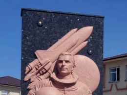 Украинскому космонавту Каденюку открыли памятник в его родном селе на Буковине