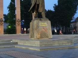 Во Львове поймали фаната СССР, испортившего памятник Бандере: фото и видео