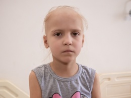 Восьмилетняя девочка с лейкозом находится в реанимации и нуждается в помощи