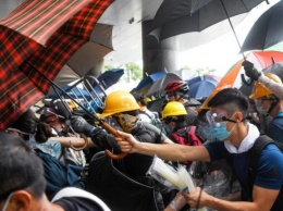 Протесты в Гонконге продолжаются несмотря на запрет, полиция применила газ