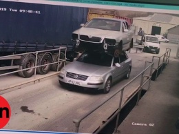 Британца оштрафовали за перевозку одной легковушки на крыше другой (ВИДЕО)