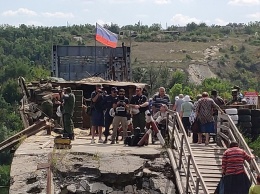 Видеофакт: Наблюдатели ОБСЕ патрулируют украинский берег совместно с представителями "ЛНР"