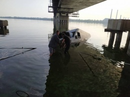На Набережной Днепра автомобиль упал в реку (ФОТО)