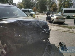 В Киеве на Ревуцкого Lanos врезался в припаркованный автомобиль, погиб водитель