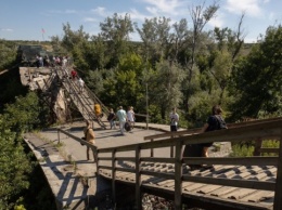 Оккупанты саботируют восстановление моста в Станице Луганской - СЦКК