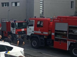 В Днепре на Вернадского полицейские и спасатели на руках вынесли пенсионера из горящей квартиры