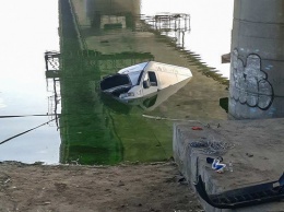 В Днепре под мостом утонул микроавтобус: фото и видео