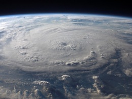 В США ураган "Дориан" достиг скорости 320 км/ч: видео последствий непогоды