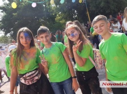 День знаний в николаевской школе № 29 отметили танцевальным шоу и фестивалем красок Холи