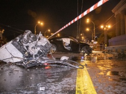 В Киеве на мосту Audi лоб в лоб столкнулся с Volkswagen: 3 пострадавших. ВИДЕО