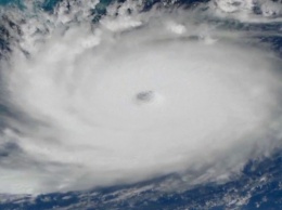 Самолет влетел в эпицентр мощного урагана "Дориан". Зрелищные видео