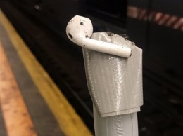 Владельцы AirPods массово теряют наушники в метро. Что происходит?