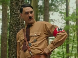 Тайка Вайтити играет воображаемого Гитлера в трейлере комедии "Кролик Джоджо"