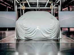 Mercedes-Benz тизером анонсировал новый EQ (ФОТО)