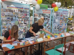 В День города школьники поздравили Одессу своим творчеством. Фоторепортаж