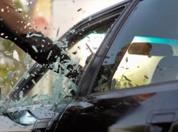 «Ненормальный человек»: в Днепре неизвестный громит автомобили